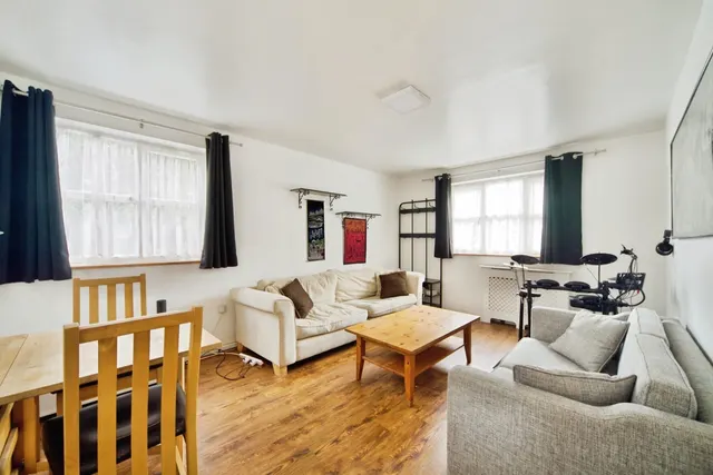 Photo 3 — Gandhi Close, Walthamstow, E17