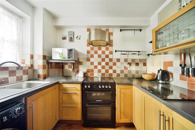 Photo 2 — Gandhi Close, Walthamstow, E17