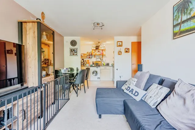 Commonwealth Drive, Crawley, photo 1