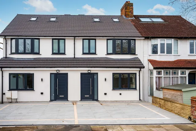 16 Tayben Avenue, Twickenham, photo 1
