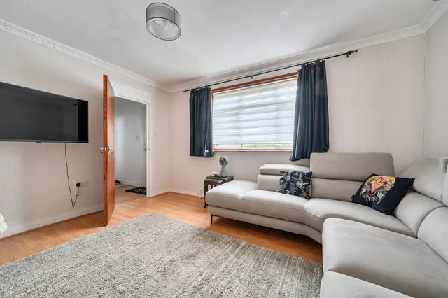 Photo 3 — Lindal Crescent, Enfield