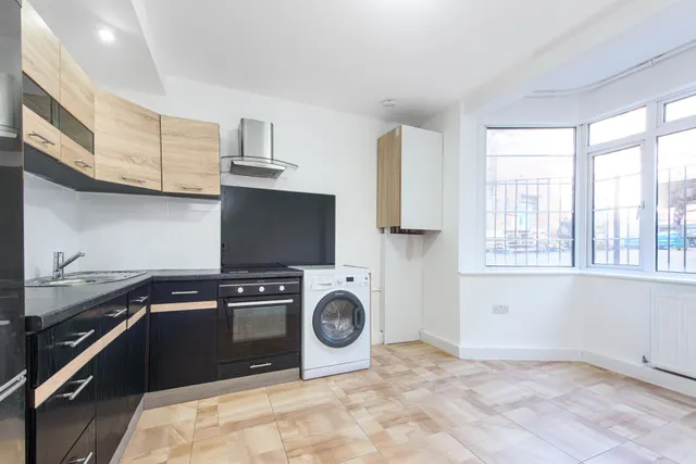 Photo 2 — 2 Crest Court, The Crest, London