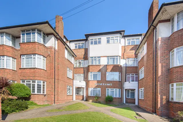 2 Crest Court, The Crest, London, photo 1