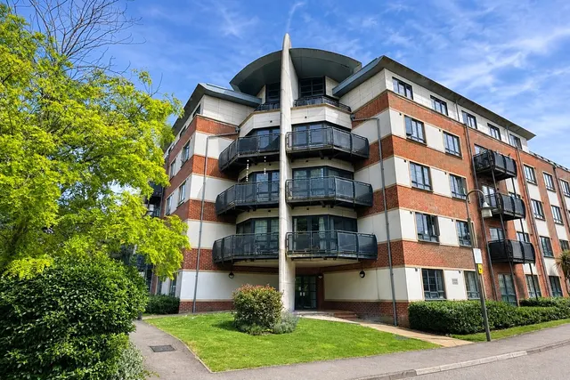 Kestrel Road, Farnborough, Hampshire, GU14 7GP, photo 1