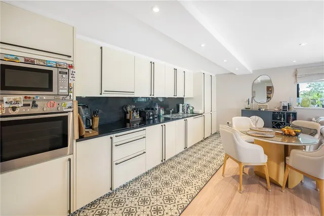 Bazalgette Court, Great West Road, W6, photo 1