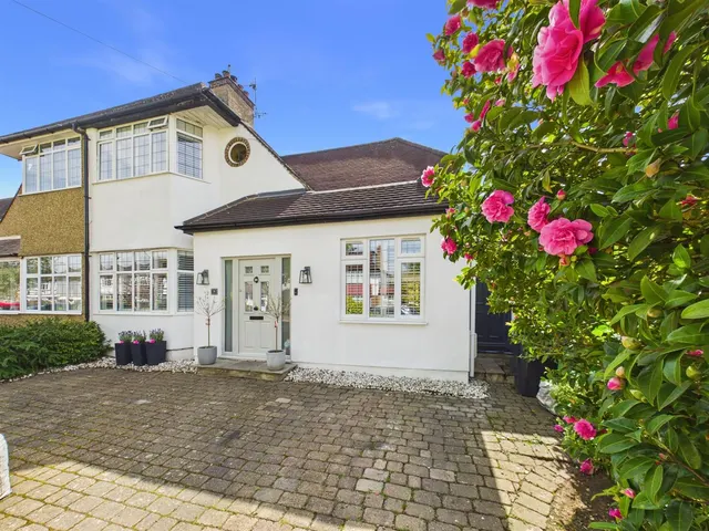 Evelyn Avenue, Ruislip, HA4, photo 1