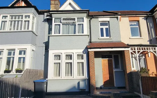 Hedge Lane, Palmers Green, N13, photo 1