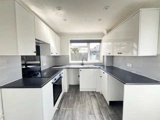 Photo 2 — Grange Close, Horam, Heathfield, TN21 0EE