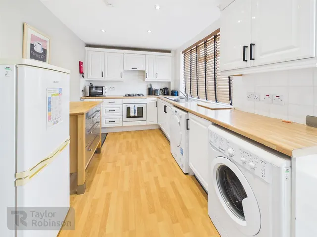 Mill Road, Three Bridges, RH10, photo 2