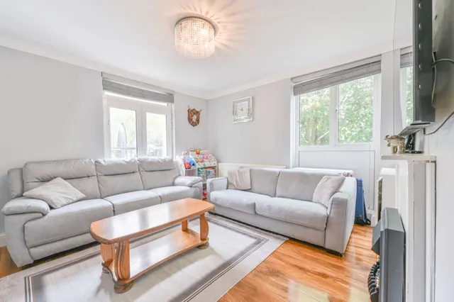 Photo 3 — 25 Elias Place, London