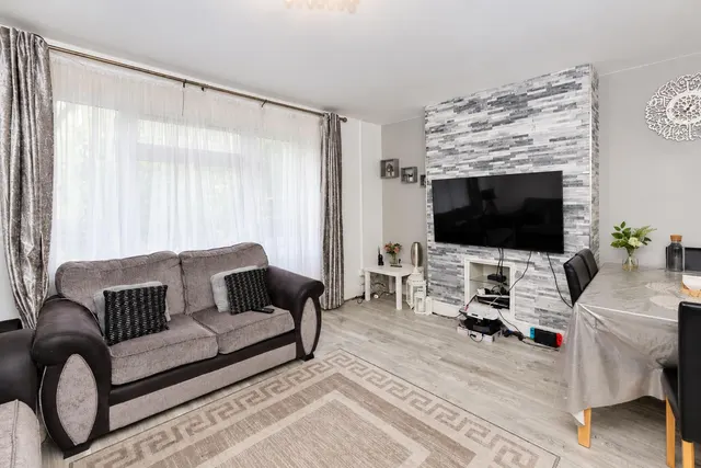 2 bedroom flat, Cable Street, London, E1