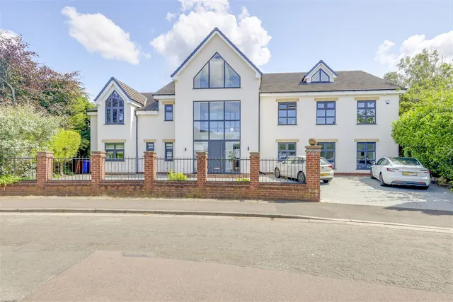 Bed Main House plus 2 Bed Annexe -Total a huge, 300sqft, photo 2