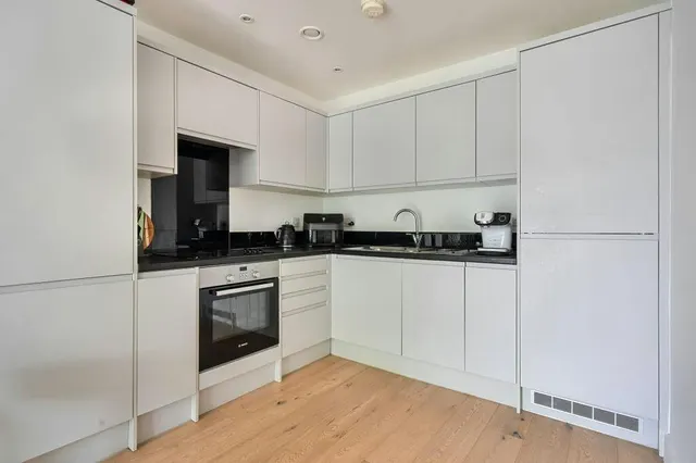 Photo 3 — Royal Crescent Road, Royal Crescent Apartments, SO14