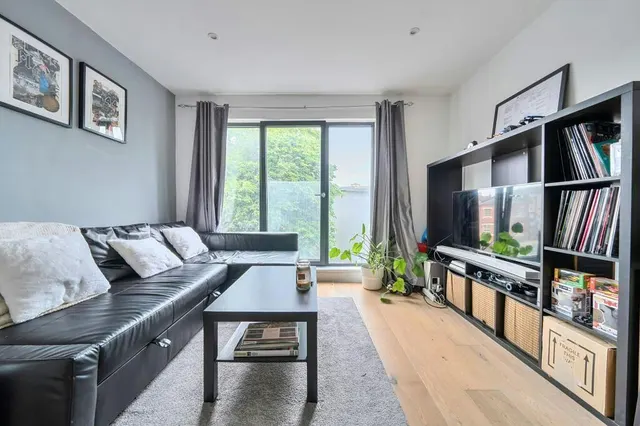 Photo 2 — Royal Crescent Road, Royal Crescent Apartments, SO14