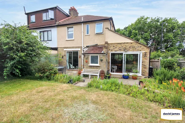 3 bedroom house — Calmont Road, Bromley