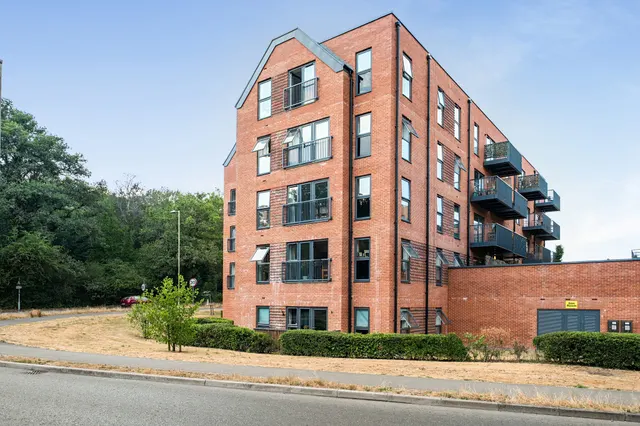 Beaulieu Place Station Road, Hook, RG27 9QG, photo 1