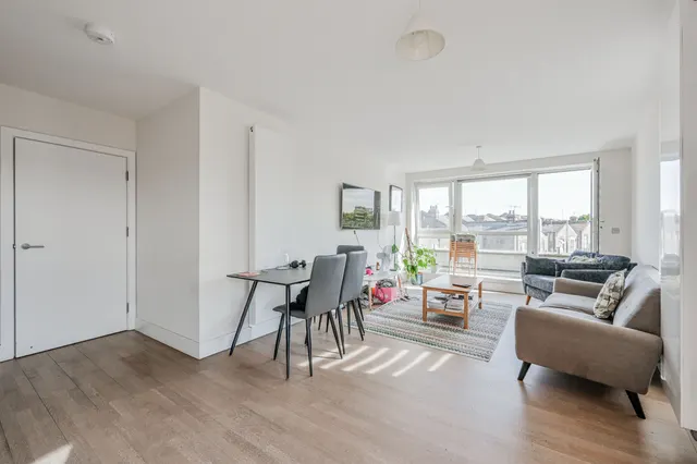 Photo 2 — Flat 8, Century House, London
