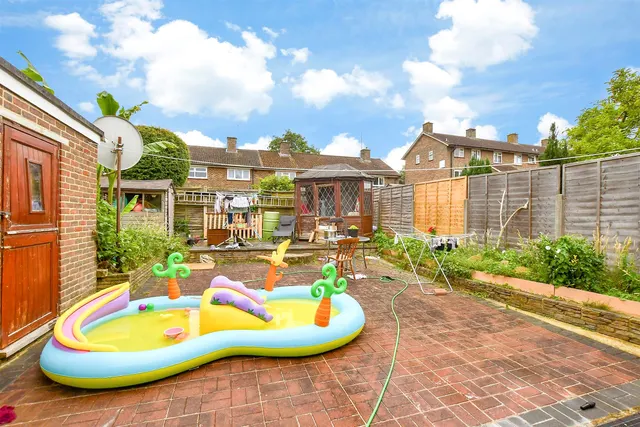 Shaws Road, Northgate, RH10, photo 3