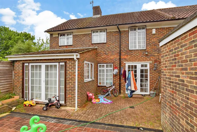 Shaws Road, Northgate, RH10, photo 2