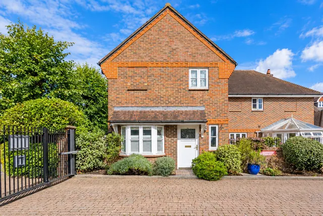 Westfield Gardens, Dorking, RH4, photo 1