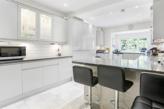 Photo 3 — Avenue Road, Sutton, SM2 6JB