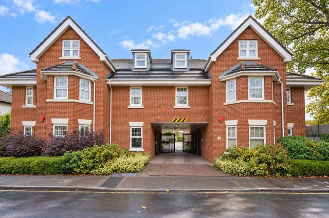 Woking, GU21, photo 1