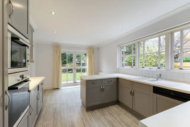 Lime Tree Walk, Virginia Park, GU25, photo 2
