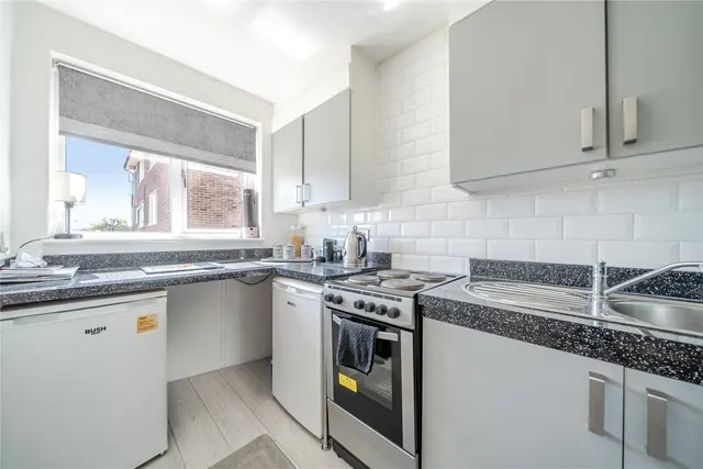 Photo 3 — Glendower Crescent, Orpington, BR6