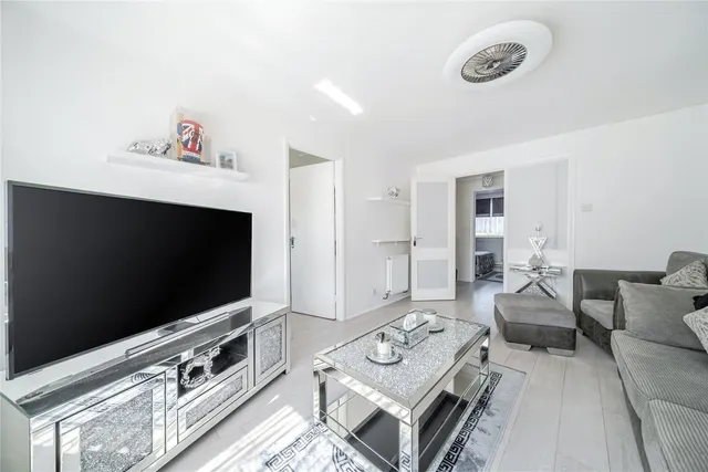 Photo 2 — Glendower Crescent, Orpington, BR6