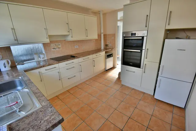 Canterbury Close, BH22, photo 3
