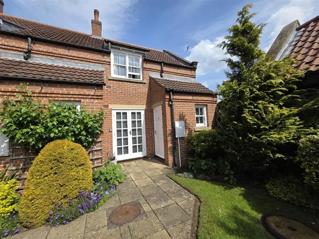 Scalby Road, Scarborough YO12 5QB, photo 1