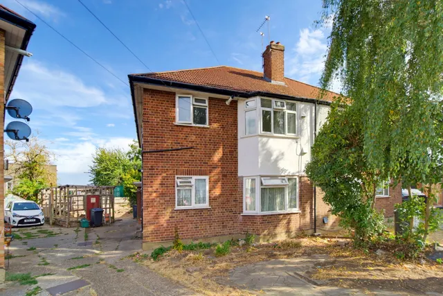 2 bedroom flat — Blackberry Farm Close, Hounslow, TW5 9EH