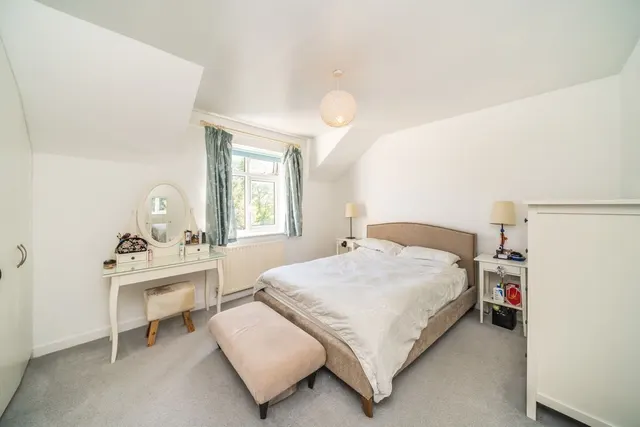 Plough Road, SW11, photo 3