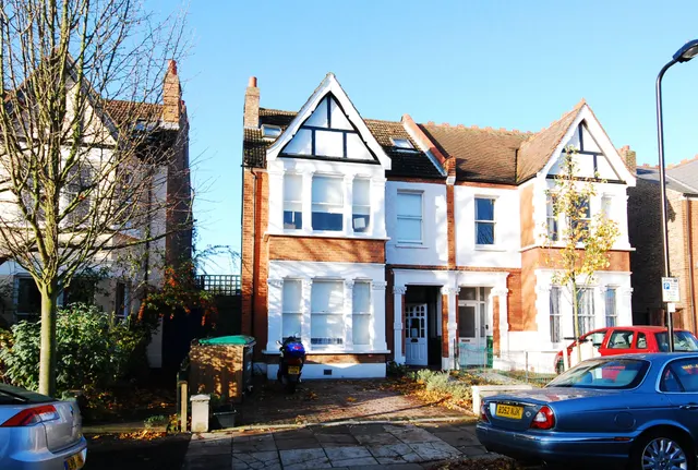 London, W3, photo 1