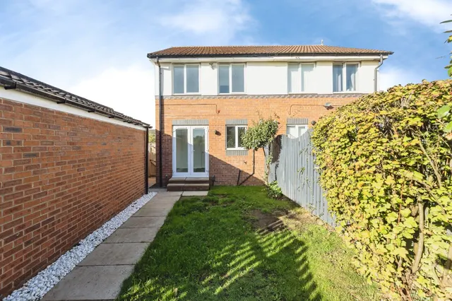 Ascot Gardens, Leeds, LS10, photo 1