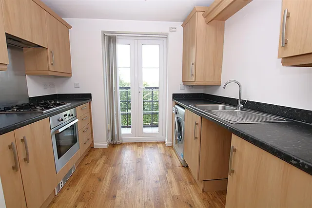 Photo 3 — Turners Gardens, Wootton