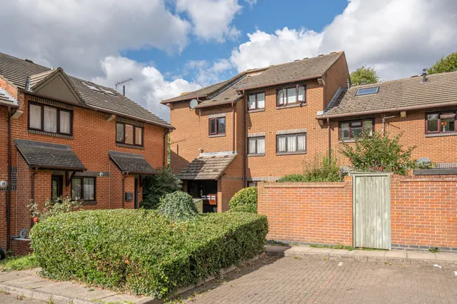 27 Carlisle Way, London, photo 1