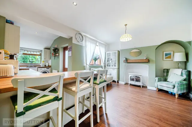 The Crescent, Shaw, OL2, photo 2
