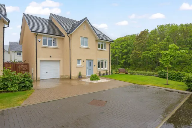 Photo 2 — Beaton Drive, Winchburgh