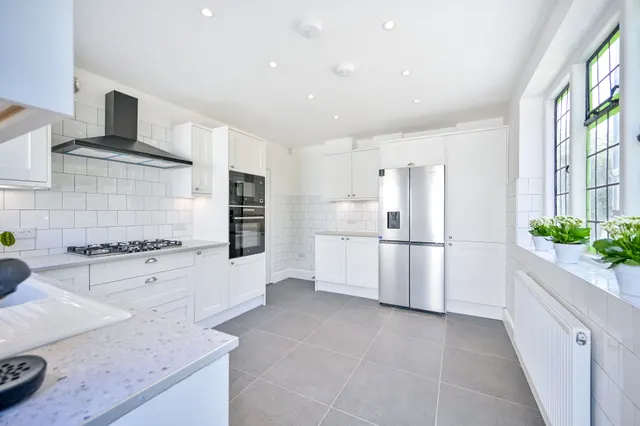 Hounslow, TW5, photo 3