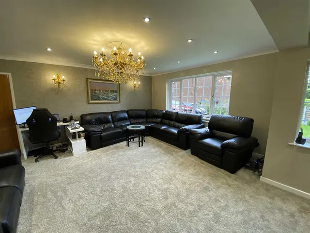 Carlton Court, Hale, WA15, photo 2