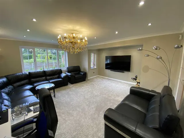 Carlton Court, Hale, WA15, photo 3