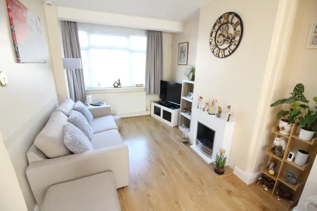 Photo 2 — Conrad Drive, WORCESTER PARK, Surrey, Worcester Park, KT48PR