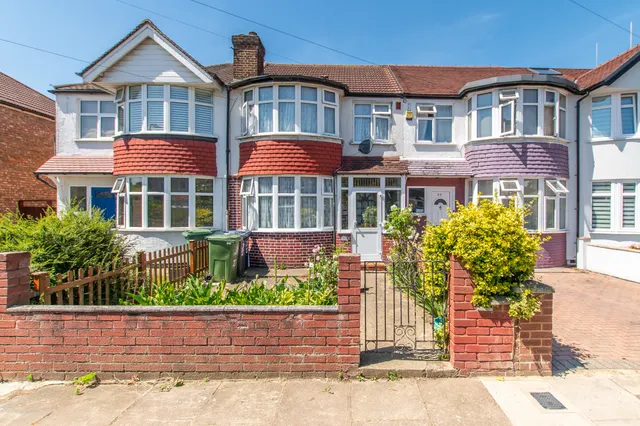 27 Hodder Drive, Greenford, photo 1