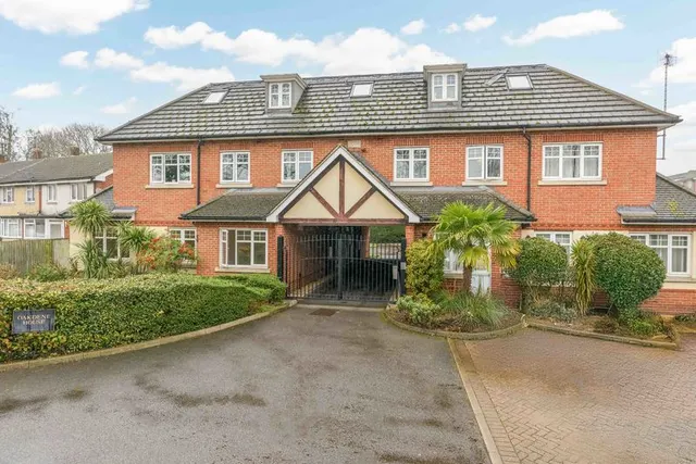 Brighton Road, Addlestone KT15 1PH, photo 1