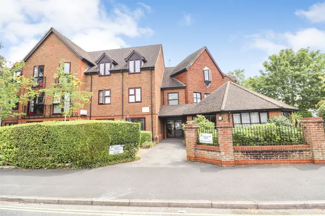 Pinewood Court, Fleet, Hampshire, GU51 3BG, photo 1