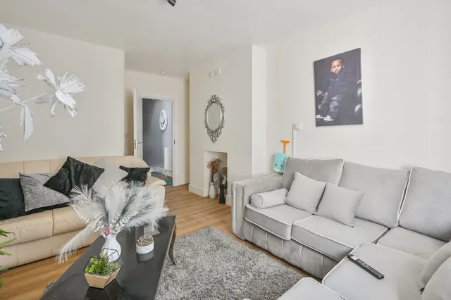 Photo 2 — 85a Myddleton Road, Wood Green, London