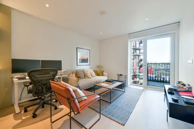 Photo 2 — 38 Parkside Apartments, Cascade Way, London