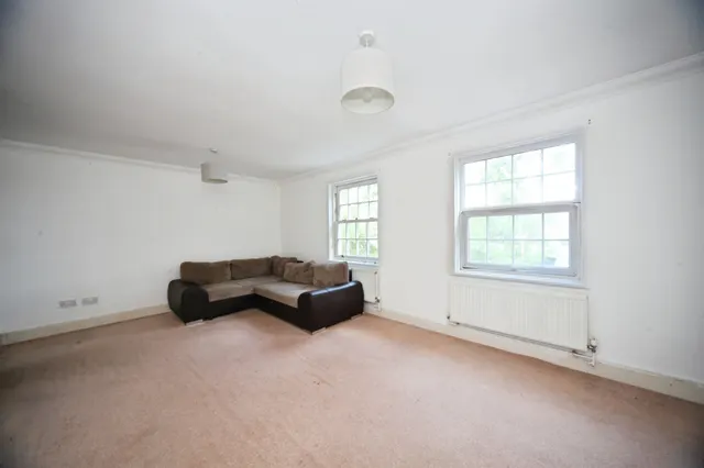 Photo 3 — Swan Gardens, Dunstable