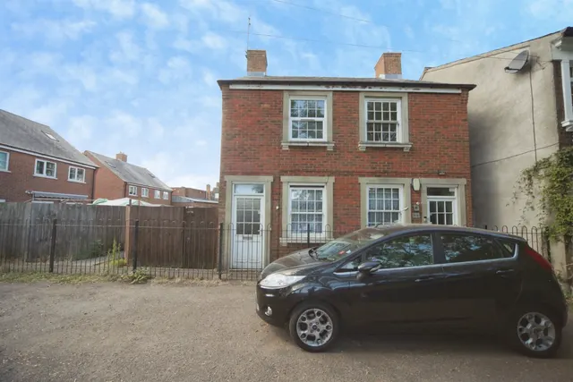 Swan Gardens, Dunstable, photo 1